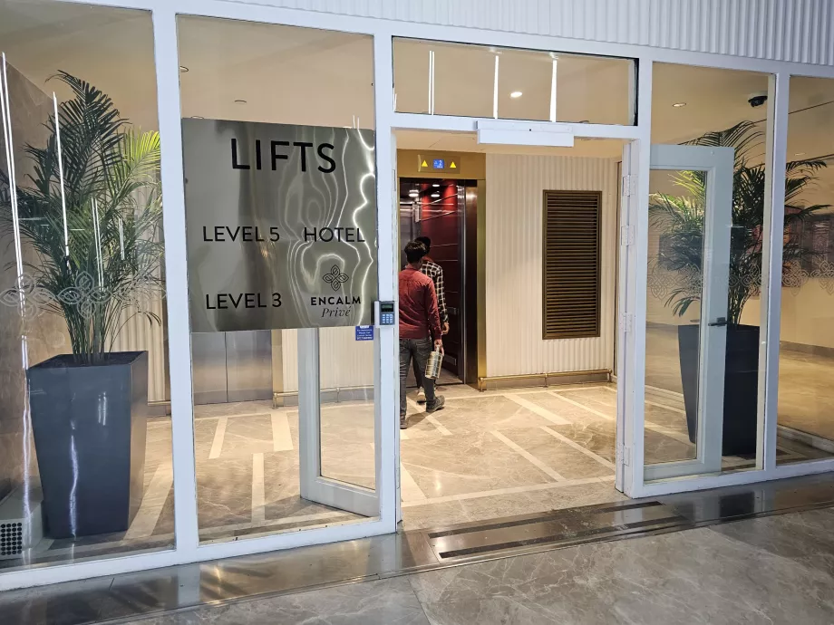 Liftas į tranzitinį viešbutį