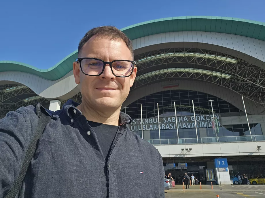 Aš priešais Stambulo SAW oro uosto terminalą