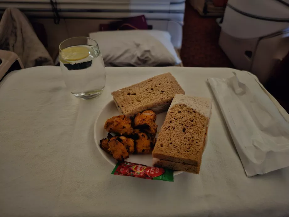 Nedidelis užkandis po pakilimo naktinių skrydžių metu.