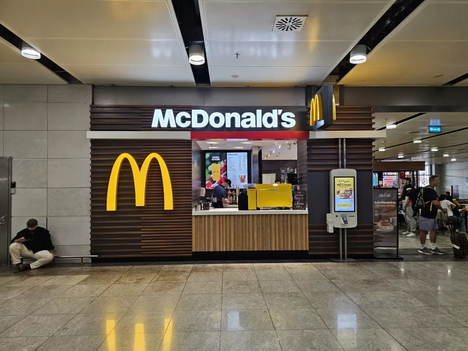 "McDonald's", atvykimo viešoji erdvė