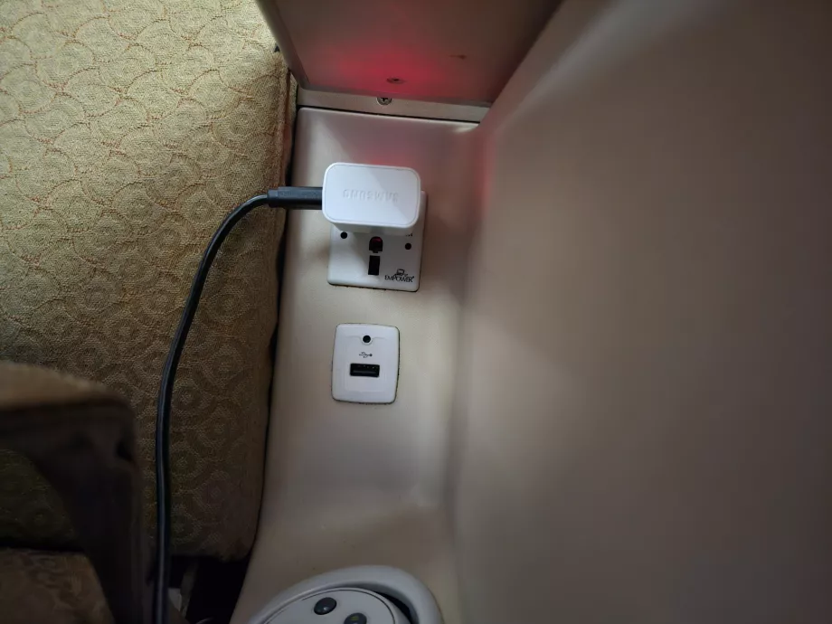 Asmeniniai stalčiai prie kiekvienos sėdynės