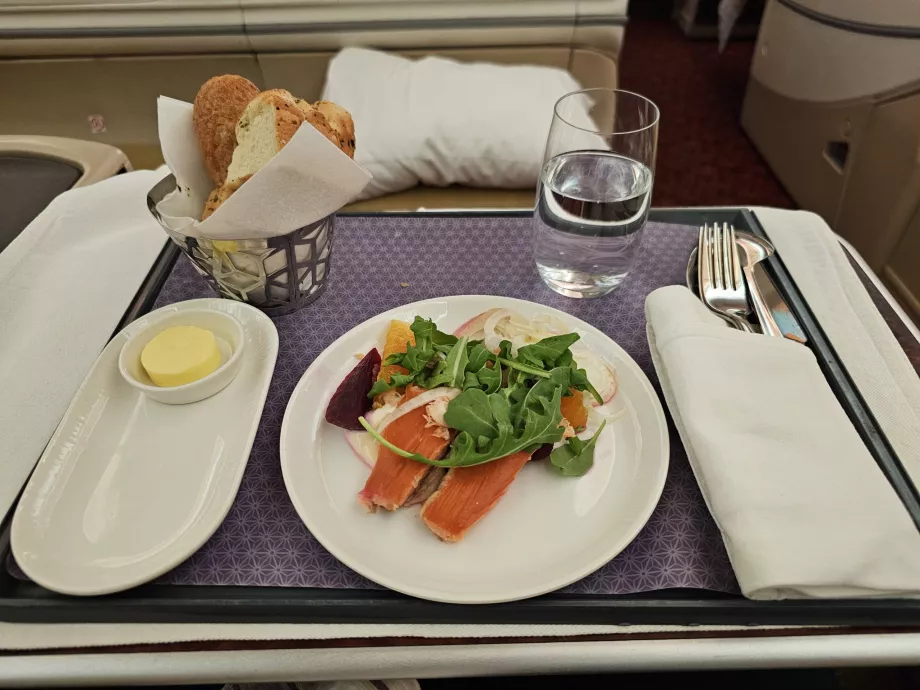 Pagrindinio patiekalo užkandis, skrydis MEL-BOM