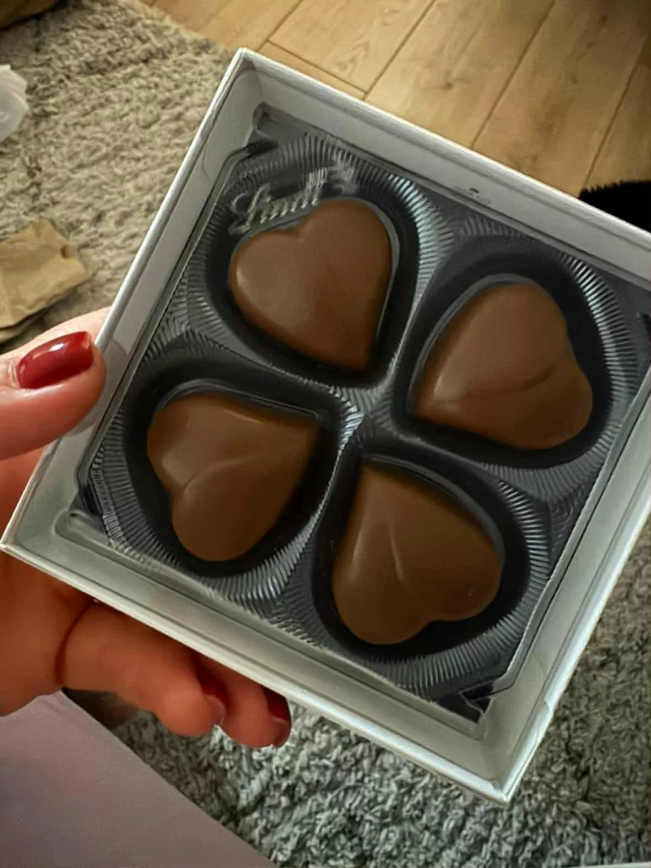 Atidaryta dėžutė su šokoladu