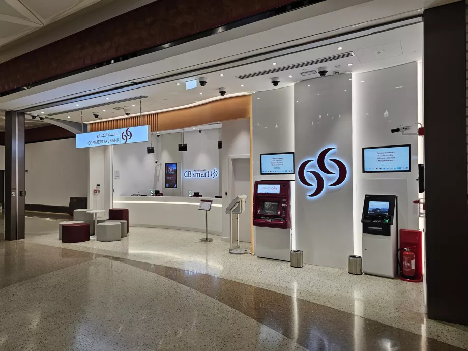Bankas su keitykla ir bankomatu netoli metro stoties