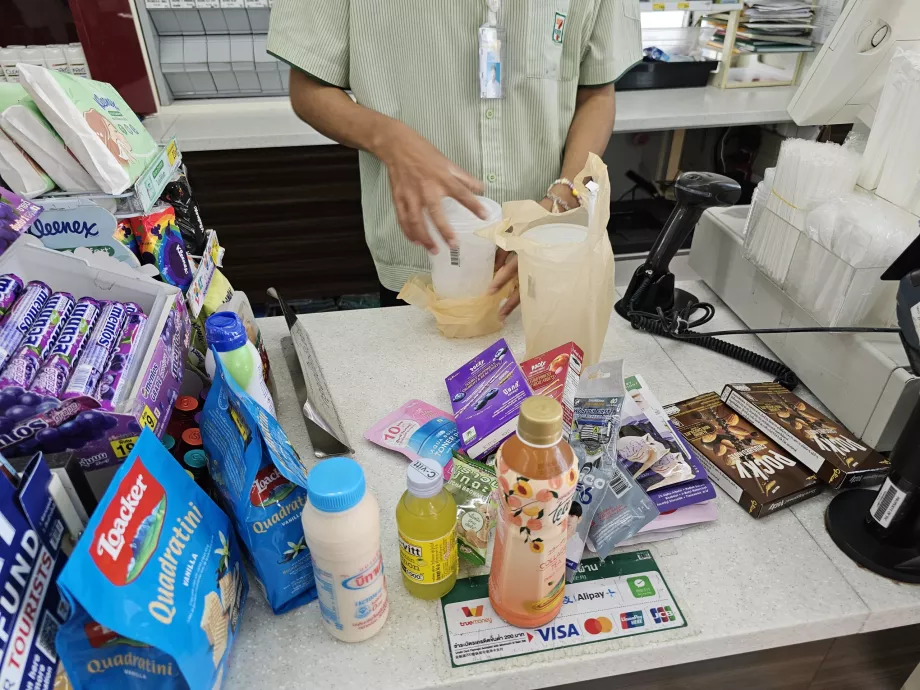 Darbuotojai visada deda ledo puodelius į maišelį