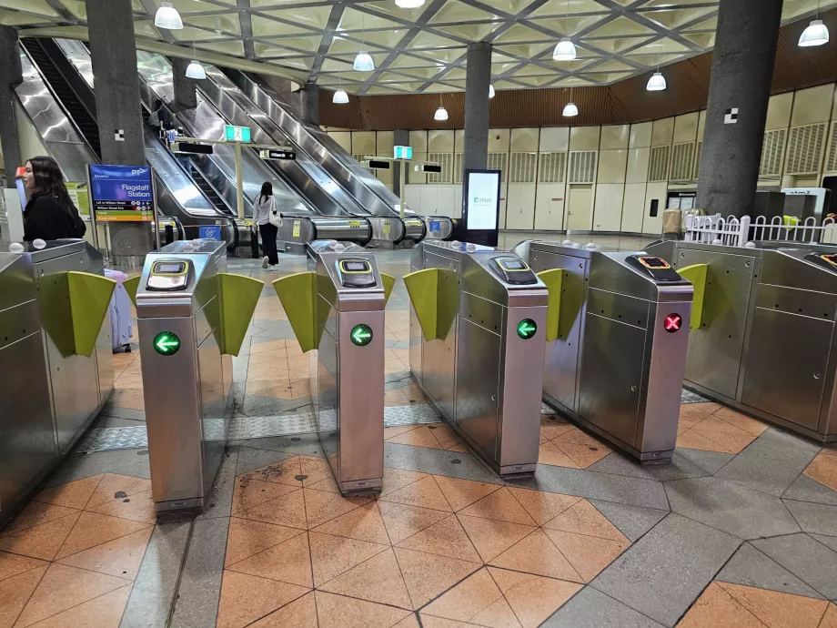 Turniketai prie įėjimo į metro