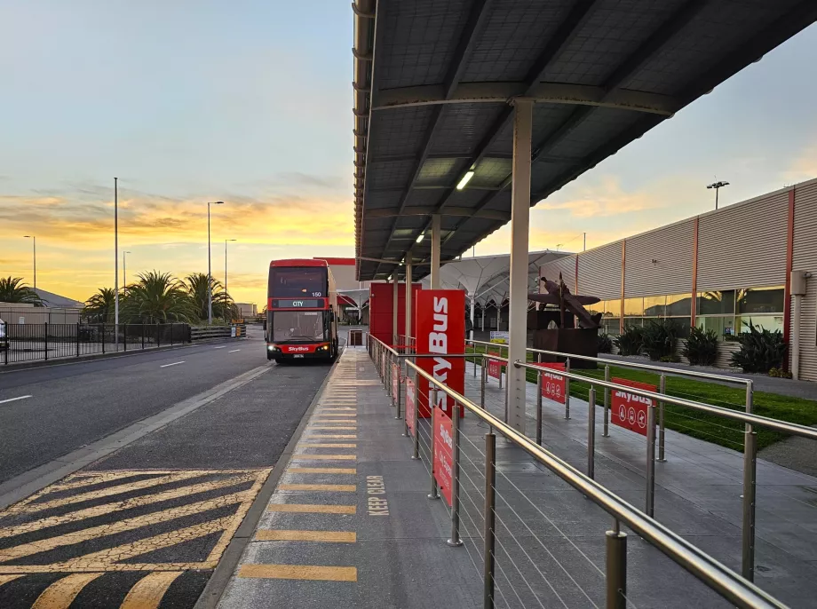 "Skybus" stotelė priešais terminalą