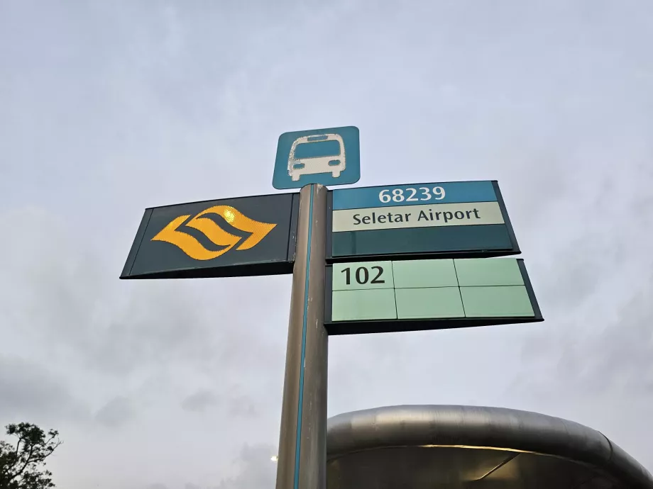 Autobusų stotelė priešais oro uostą