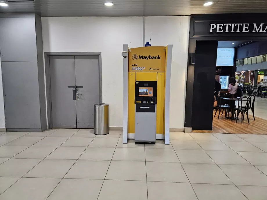 bankomatas viešojoje erdvėje